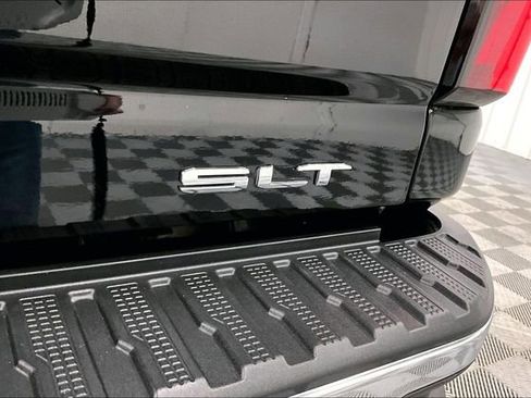 Used 2024 GMC Sierra 2500 SLT w/ SLT Premium Package image 9