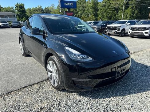 Used 2023 Tesla Model Y Long Range AWD/4WD image 2