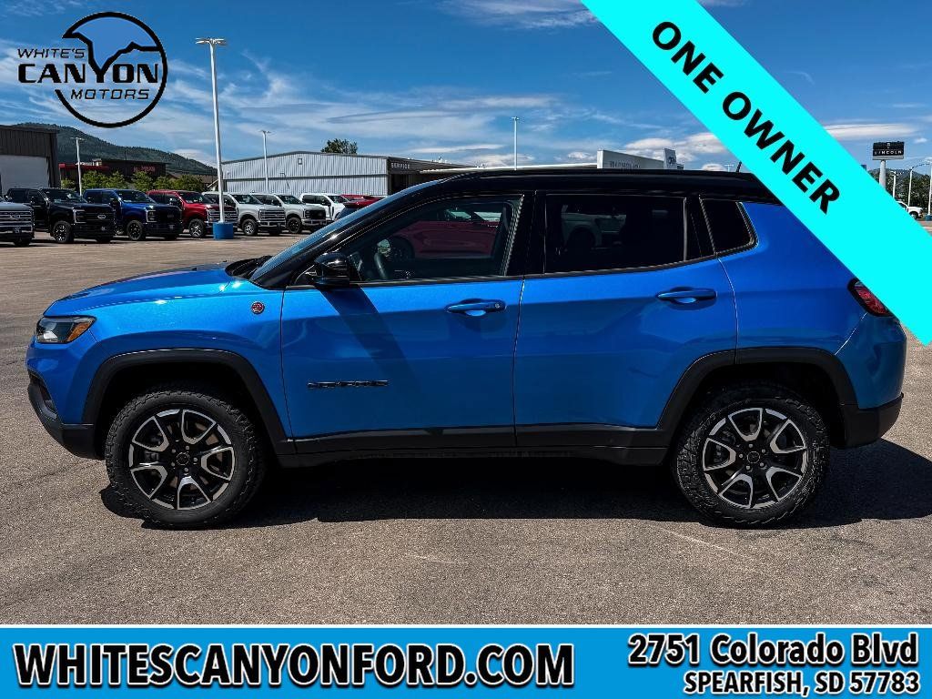 Used 2025 Jeep Compass Trailhawk AWD/4WD image 2