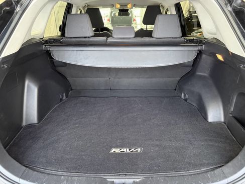 Used 2021 Toyota RAV4 LE image 18
