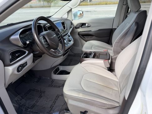 Used 2018 Chrysler Pacifica Touring-L image 16