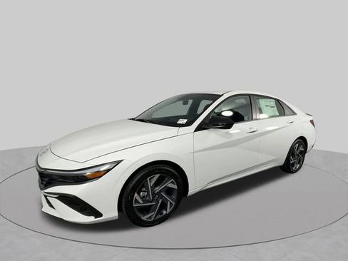 Used 2025 Hyundai Elantra SEL FWD image 4