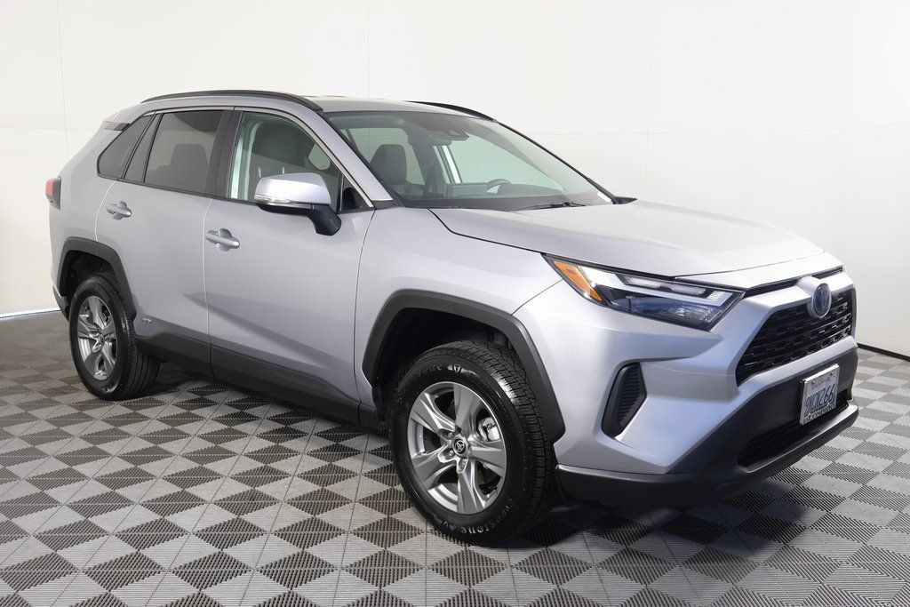 Used 2024 Toyota RAV4 XLE AWD/4WD image 3
