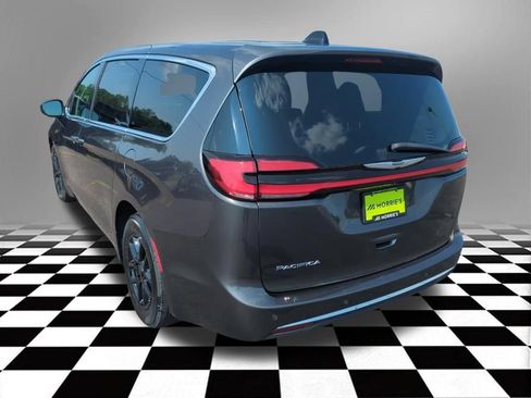 Used 2023 Chrysler Pacifica Touring-L FWD image 5