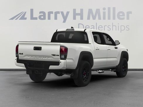 Used 2017 Toyota Tacoma TRD Off-Road image 2