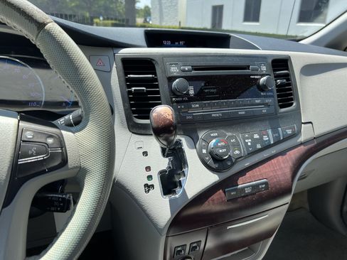 Used 2012 Toyota Sienna XLE FWD image 31