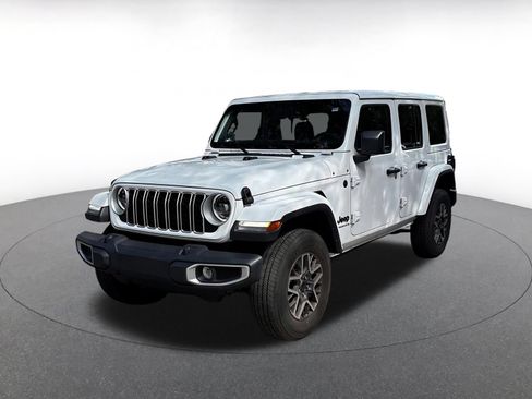 Used 2025 Jeep Wrangler Unlimited Sahara AWD/4WD image 4