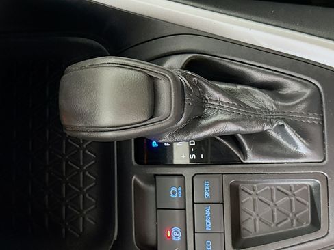 Used 2019 Toyota RAV4 LE FWD image 19