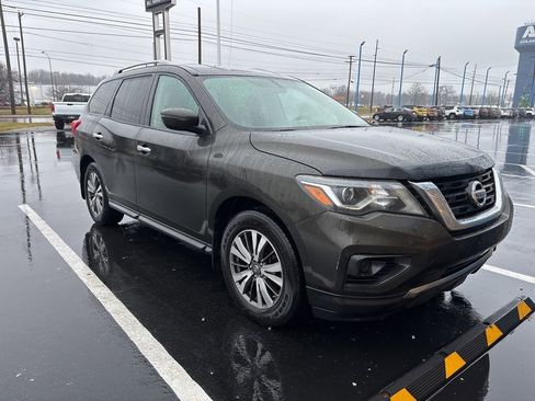Used 2017 Nissan Pathfinder S image 2