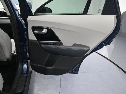 Used 2020 Kia Niro LXS image 19