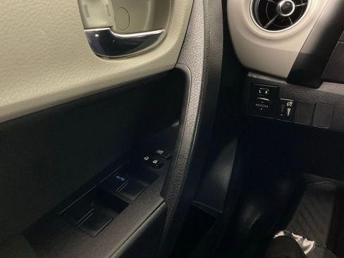 Used 2018 Toyota Corolla LE w/ LE Premium Package image 19