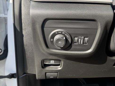 Used 2023 Jeep Grand Cherokee Limited w/ Black Appearance Package AWD/4WD image 12