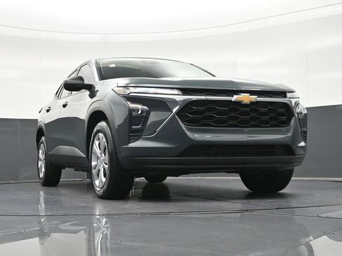 Used 2025 Chevrolet Trax LS FWD image 35