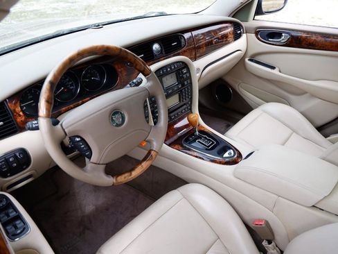 Used 2004 Jaguar XJ8 image 4