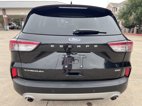 Used 2020 Ford Escape Titanium image 10