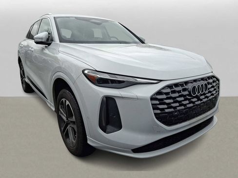 Used 2025 Audi Q5 Premium w/ Convenience Package image 2