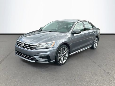 Used 2018 Volkswagen Passat 2.0T R-Line w/ R-Line Lighting Package FWD image 3