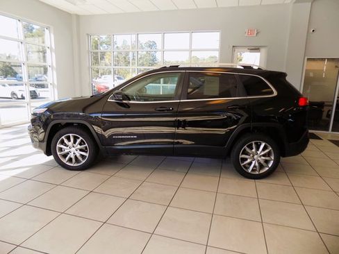 Certified 2018 Jeep Cherokee Limited w/ Technology Group image 4