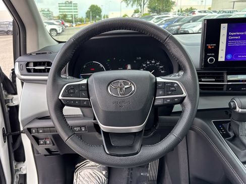 Certified 2026 Toyota Sienna XLE FWD image 32