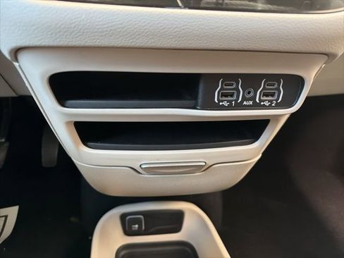 Used 2024 Chrysler Pacifica Touring-L image 28