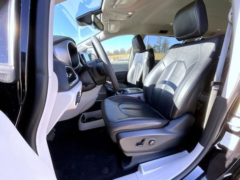 Used 2024 Chrysler Pacifica Touring-L image 10