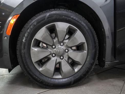 Used 2018 Chrysler Pacifica Limited w/ Advanced Safetytec Group FWD image 32