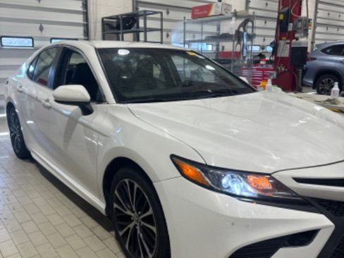 Used 2018 Toyota Camry SE image 2