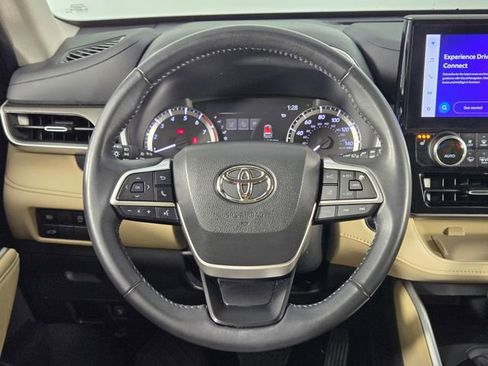 Used 2023 Toyota Highlander XLE image 25