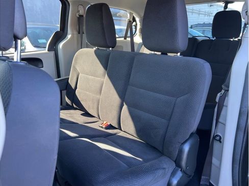Used 2018 Dodge Grand Caravan SE w/ UConnect Hands-Free Group image 9