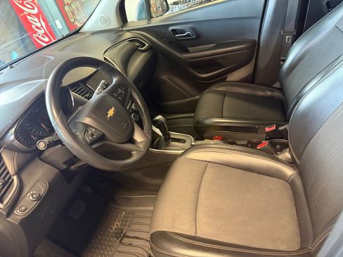 Used 2021 Chevrolet Trax LT FWD image 34