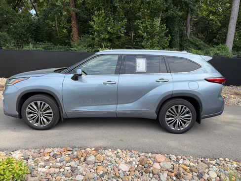 Used 2022 Toyota Highlander Platinum AWD/4WD image 2