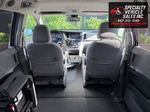 Used 2018 Toyota Sienna LE FWD image 28