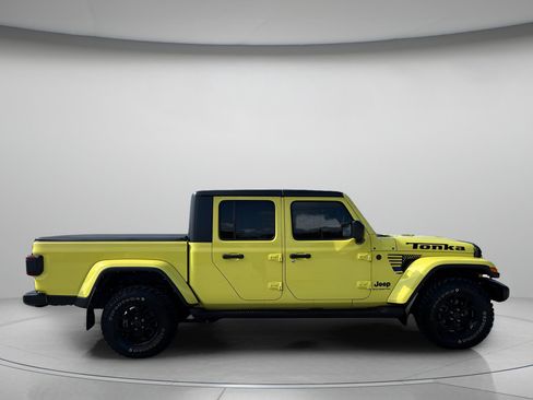 Used 2024 Jeep Gladiator Sport AWD/4WD image 2