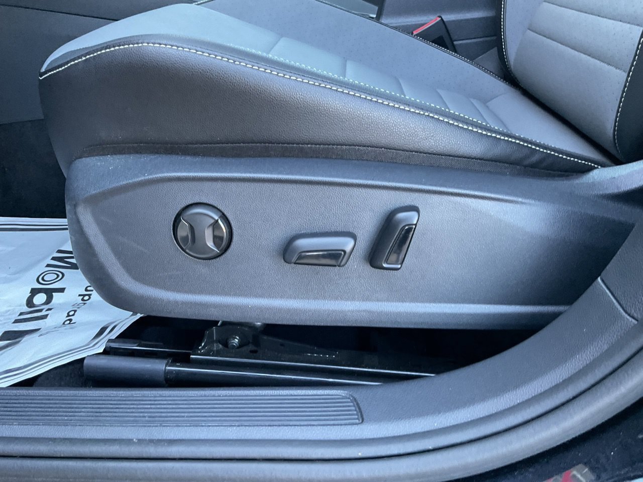 Used 2025 Volkswagen Jetta SE FWD image 9
