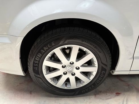 Used 2014 Chrysler Town & Country Touring FWD image 32