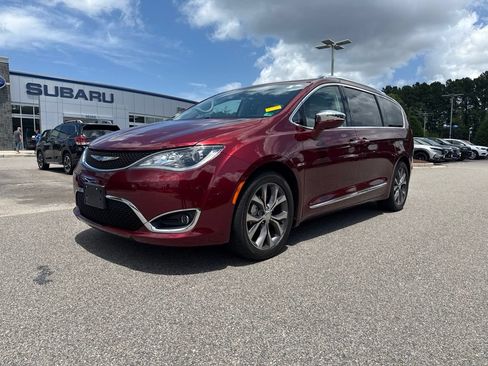 Used 2017 Chrysler Pacifica Limited w/ Tire & Wheel Group FWD image 2