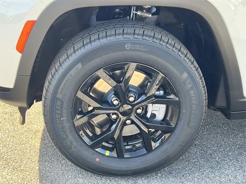 New 2025 Jeep Grand Cherokee L Altitude image 8