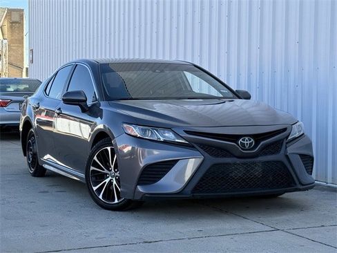 Used 2020 Toyota Camry SE image 2