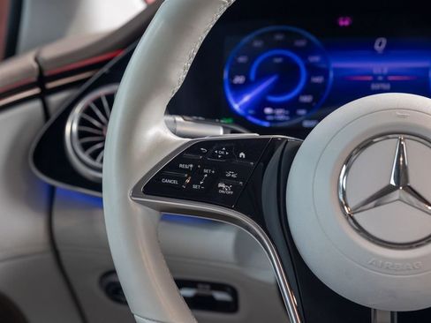 Used 2022 Mercedes-Benz EQS 580 4MATIC Sedan w/ Pinnacle Trim Package image 32