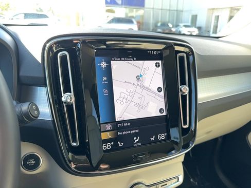 Certified 2022 Volvo XC40 T5 Momentum w/ Premium Package image 22