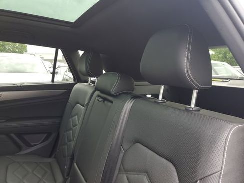 Certified 2025 Volkswagen Atlas Cross Sport SE w/ Panoramic Sunroof Package FWD image 9