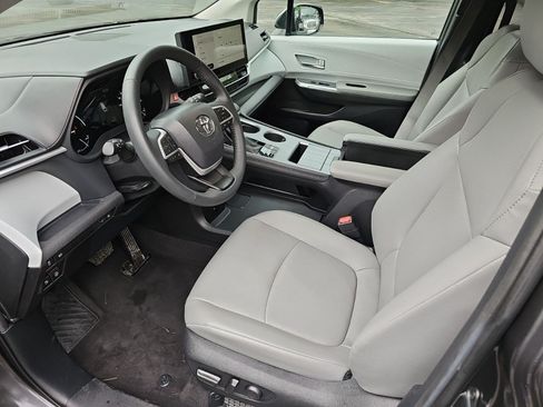 Used 2025 Toyota Sienna XLE FWD image 20