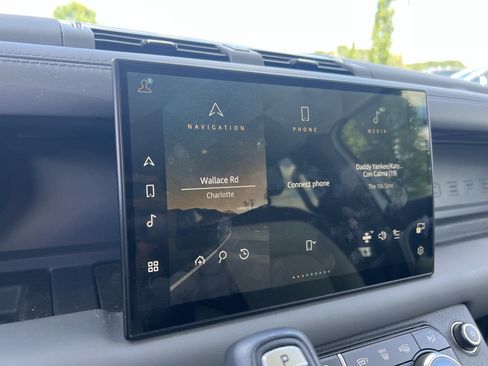Used 2024 Land Rover Defender 130 X-Dynamic SE AWD/4WD image 27