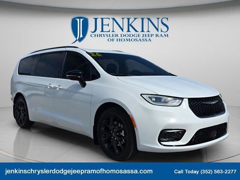 New 2026 Chrysler Pacifica Select image 12