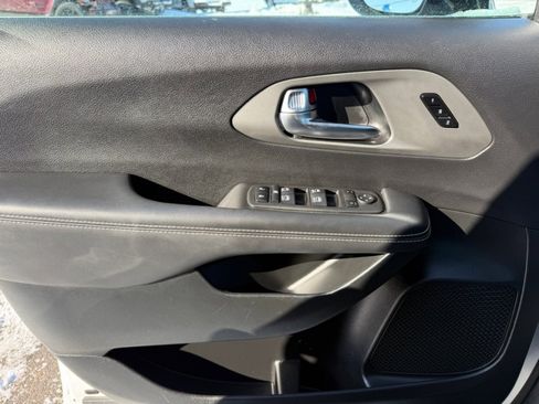 Used 2025 Chrysler Pacifica Select image 37