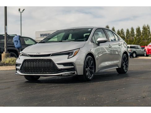 Used 2024 Toyota Corolla SE image 2