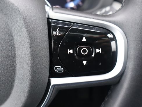 Used 2025 Volvo XC60 B5 Plus image 21