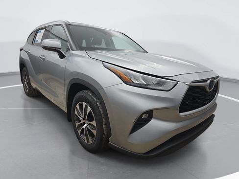 Used 2020 Toyota Highlander XLE FWD image 2
