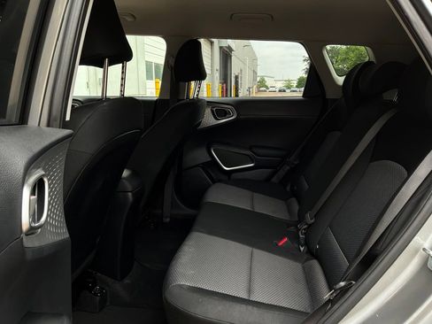 Used 2025 Kia Soul LX w/ LX Technology Package FWD image 11