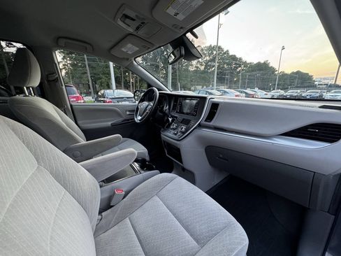 Used 2020 Toyota Sienna LE w/ LE Preferred Package FWD image 12